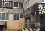 В Вологде владелец бара заколотил окна недовольным соседством жителям дома (ВИДЕО)
