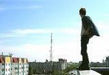 В Вологде, убегая от полиции, молодой человек залез на перила балкона, угрожая спрыгнуть с него