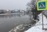 Уровень воды в реке постепенно поднимается из-за тающего снега