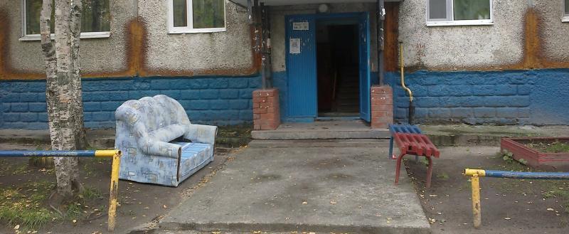 Диван на мусорке. Выброшенная мебель. Старый диван на мусорке в Московском дворе. Выброшенный диван в подъезде.