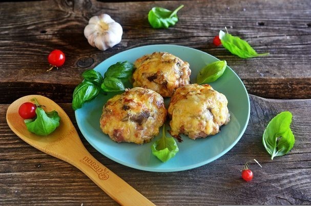 Оригинальные мясные ватрушки с черносливом и яблоками (рецепт)