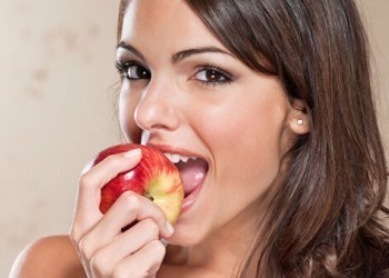 Врач рассказала, в каких случаях яблоко нельзя есть с кожурой