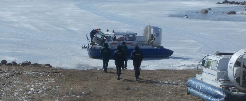 Рыбаки на отколовшейся льдине. Воздушная подушка на Рыбинском водохранилище. Рыбаки на льдине на Рыбинке. Рыбаки на льдине Череповец.