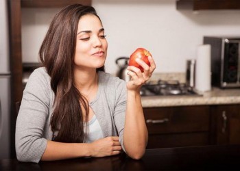 Специалисты рекомендуют избавляться от привычки жевать пищу на какой-то одной стороне челюсти