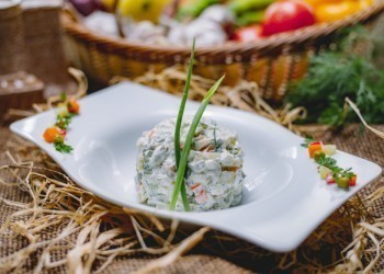 Чем полезней заправлять салат – сметаной или майонезом? Ответ найден