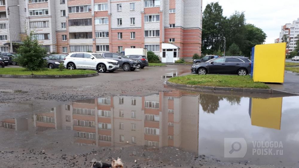 После ремонта дороги теперь в этом месте образуется лужа после дождя После ремонта дороги теперь в этом месте образуется лужа после дождя