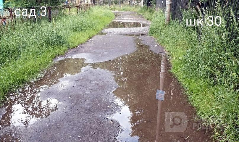 После дождя дети и взрослые лазают по забору 30 школы, так как дорога полностью залита После дождя дети и взрослые лазают по забору 30 школы, так как дорога полностью залита