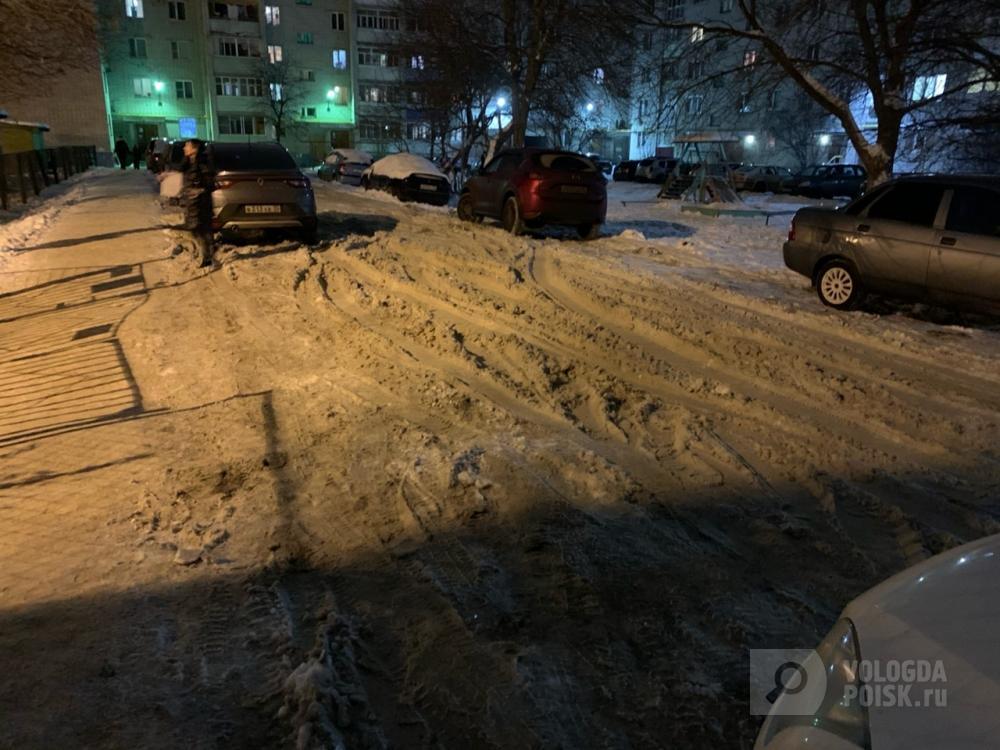Не убирается снег с дороги у детского сада Не убирается снег с дороги у детского сада