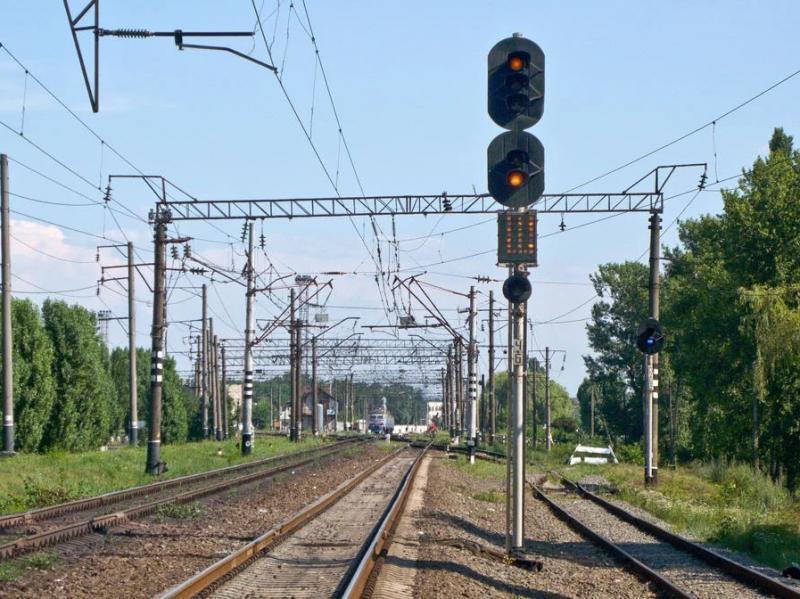 Что означает желтый свет железнодорожного светофора?