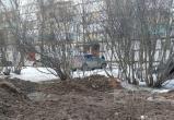 5-летний ребенок едва не утонул в яме с водой на ул. Михаила Поповича в Вологде 