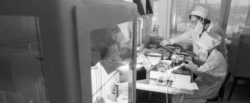 Лаборатория по выявлению СПИДа в Элисте, 1989 год. Фото: Константин Тарусов / Фотохроника ТАСС