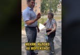 Мэр Вологды Сергей Воропанов раздавал мороженое прохожим