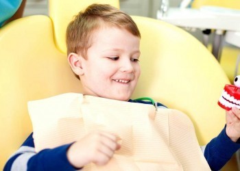 Почему у детей разрушаются молочные зубы и как это предотвратить
