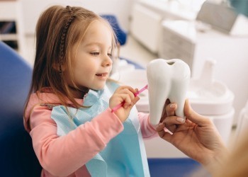 Стоматологи назвали процедуры, которые обязательно нужно проходить детям