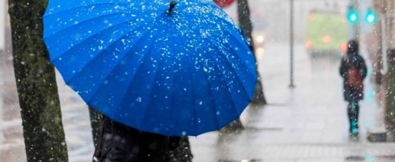Жителям региона рекомендовали брать зонты и надевать валенки