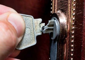 Как быстро решить проблему со сломанным ключом, который застрял в замке?