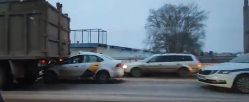 В Вологде таксист влетел в КамАЗ прямо на повороте с моста