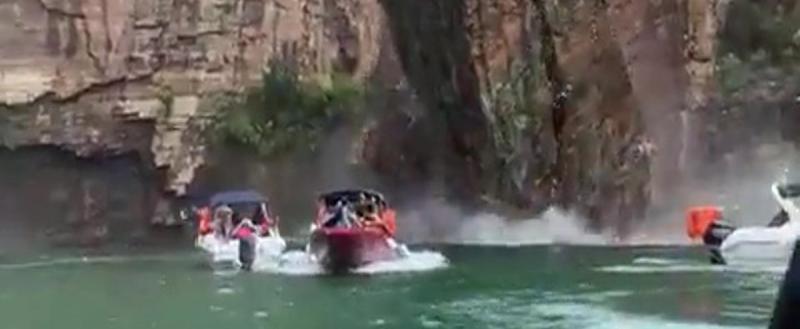 На видео попало обрушение огромной скалы на прогулочные катера с туристами 