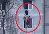 Не все герои носят плащи: в сети появилось видео спасения девушки из горящей квартиры