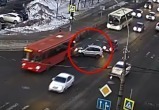 75-летний старичок на «Форде» протаранил автобус в центре Вологды и стал героем видео