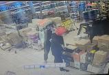 18-летний череповчанин и его малолетний знакомый ограбили магазин