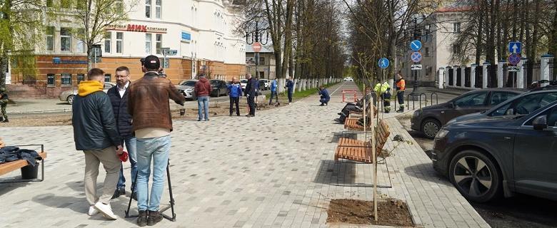 Пресс на скамейке на улице