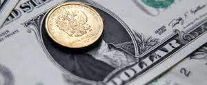 Момент избиения рублем доллара попал на видео: какая валюта победила?