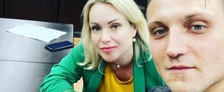 Марина Овсянникова поделилась снимком из зала суда в соцсетях. На фото с адвокатом Дмитрием Захватовым