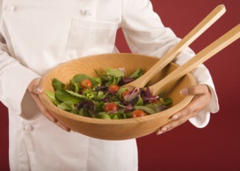 Как сделать салаты менее калорийными без потери вкуса?