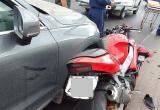 После ДТП между мотоциклом и автомобилем Вольво двух человек экстренно доставили в больницу