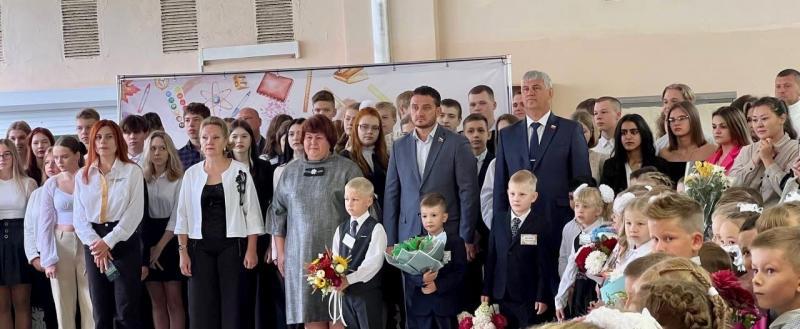 Депутаты ЗСО поздравили школьников и студентов с Днем знаний