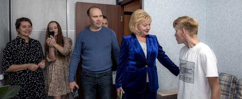 Вологодские депутаты поздравили с новосельем выпускника Кадниковского детского дома