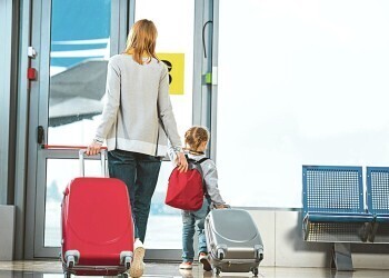 Необходимо ли согласие отца на выезд несовершеннолетнего ребенка за границу, если последний выезжает с матерью?