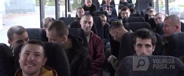 Кадр из видео с освобожденными россиянами 