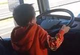 Водителя грузовика с ребенком на коленках остановили на трассе под Вологдой