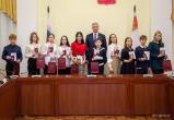 В День Конституции председатель ЗСО Андрей Луценко вручил паспорта юным вологжанам