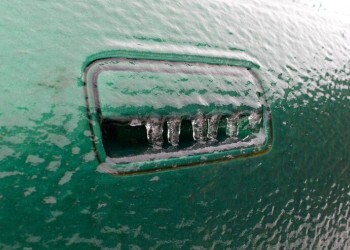 Как быстро открыть примерзшие двери авто зимой