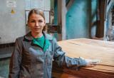 Женщины рабочих профессий - миссия выполнима: череповчанка Олеся Сурова знает о производстве фанеры все
