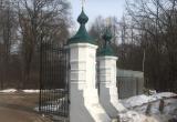 На Введенском кладбище Вологды красуются новые входные столбики и ворота