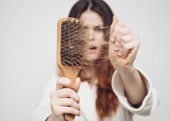 Как остановить выпадение волос у женщин: советы, которые спасут ваши волосы