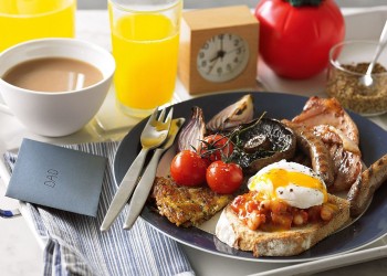 Диетологи рассказали, как поздние завтраки влияют на фигуру