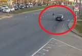 Видео со сбитым подростком-самокатчиком на Октябрьском появилось в сети