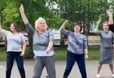 Красиво от бедра: учителя школы №36 закончили учебный год танцем