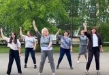 Красиво от бедра: учителя школы №36 закончили учебный год танцем