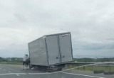 В Вологде нерасторопный водитель ГАЗели прямо при движении «потерял» два колеса  