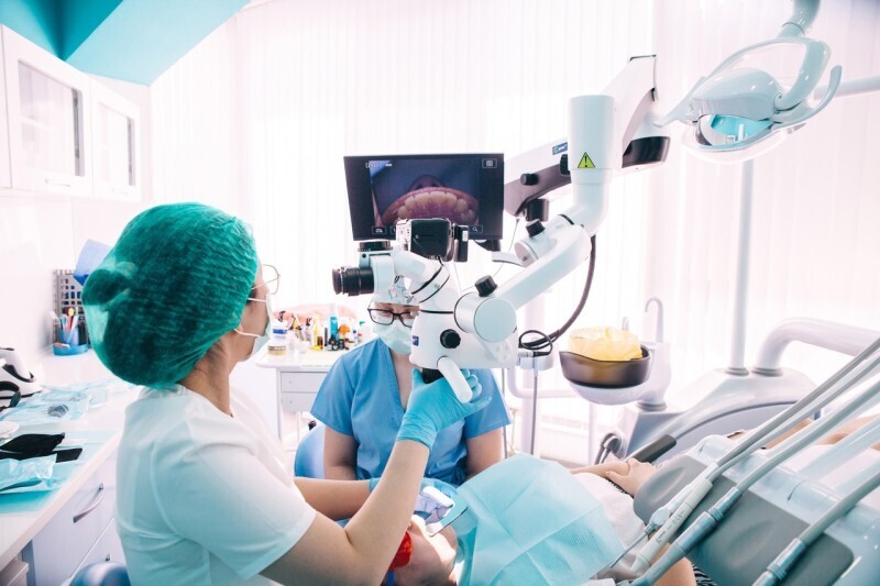 Детали имеют значение: лечение под микроскопом делает улыбки идеальными