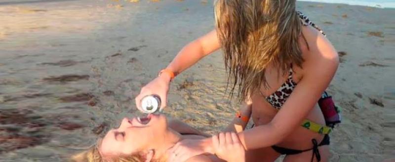 Пьяные Весны Перерыв Раненых С Бутылкой Пива, Лежа На Пляже Стоковые Фотографии | FreeImages