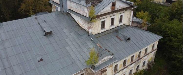 Судьба ДКЖ: на страшных фото разрушений видно, что на крыше растут деревья и кустарники (ФОТО)