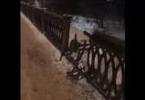 В Вологде горе-лихач разбил секцию ограждения на Горбатом мосту и сбежал с места ДТП