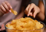 Учёные предупреждают: чипсы и газировка вреднее табака